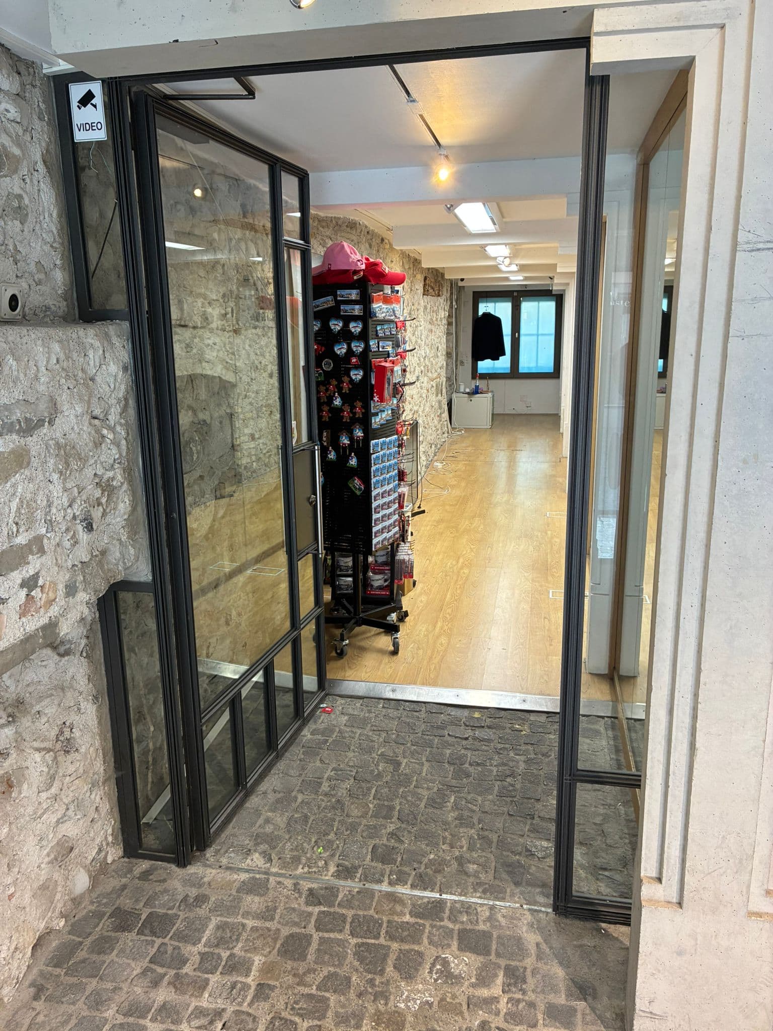 Stabile commerciale sotto i portici del centro storico di Berna, immagine 2